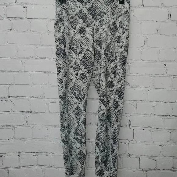 PINK Victoria's Secret Pants - VS Victoria’s Secret Pink Sport Buttery Soft Legging Python White Grey Size M